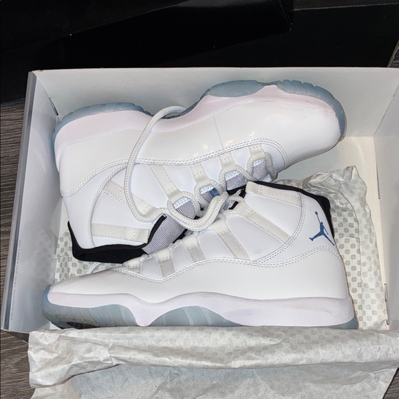 Jordan Athletic Shoes White and Blue - Picture 15 of 15